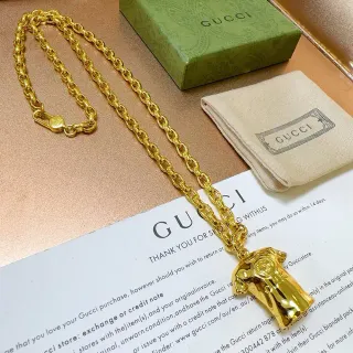 Gucci সোনার কার্ব-লিংক চেইন টি-শার্ট आकारের পেন্ডেন্ট নেকলেস