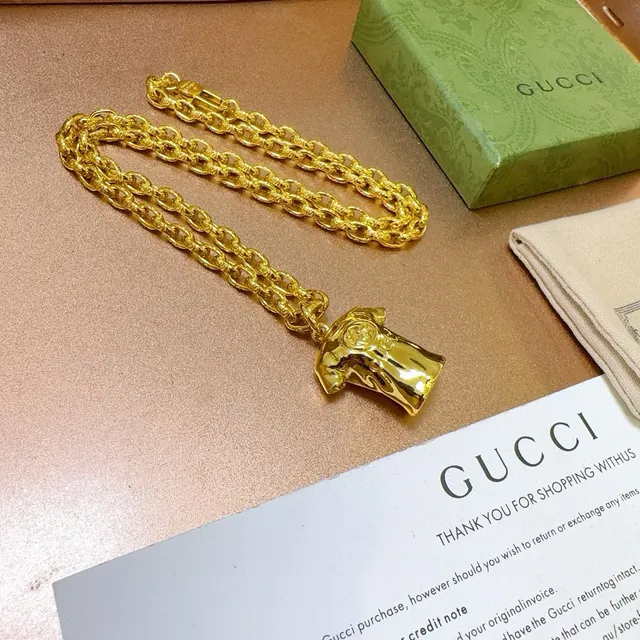 Gucci सोने की कुर्ब लिंक चेन टी-शर्ट आकार का पेंडेंट नेकलेस 3
