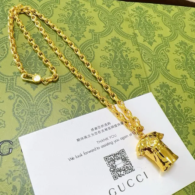 Gucci सोने की कुर्ब लिंक चेन टी-शर्ट आकार का पेंडेंट नेकलेस 4