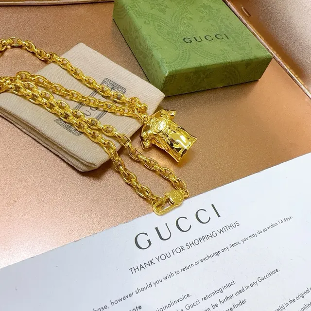 Gucci सोने की कुर्ब लिंक चेन टी-शर्ट आकार का पेंडेंट नेकलेस 6