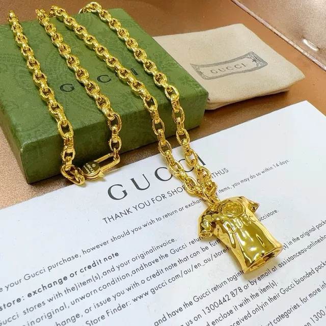 Gucci सोने की कुर्ब लिंक चेन टी-शर्ट आकार का पेंडेंट नेकलेस 7