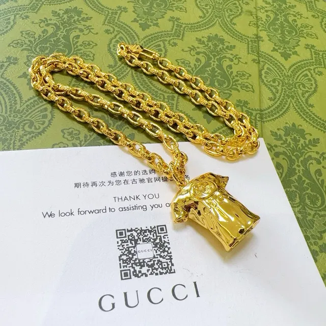 Gucci सोने की कुर्ब लिंक चेन टी-शर्ट आकार का पेंडेंट नेकलेस 9