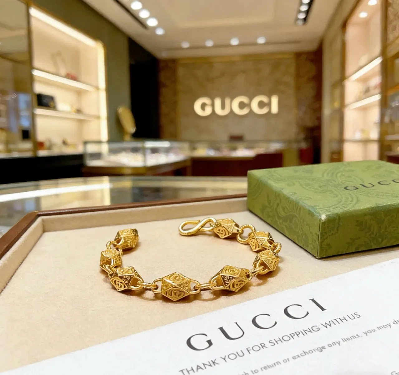 Gucci Pulsera dorada con eslabones geométricos facetados interconectados motivo GG 3