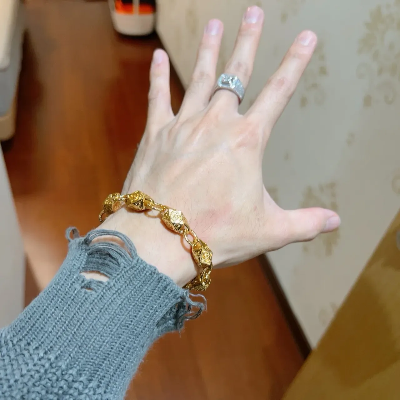 Gucci Pulsera dorada con eslabones geométricos facetados interconectados motivo GG 4