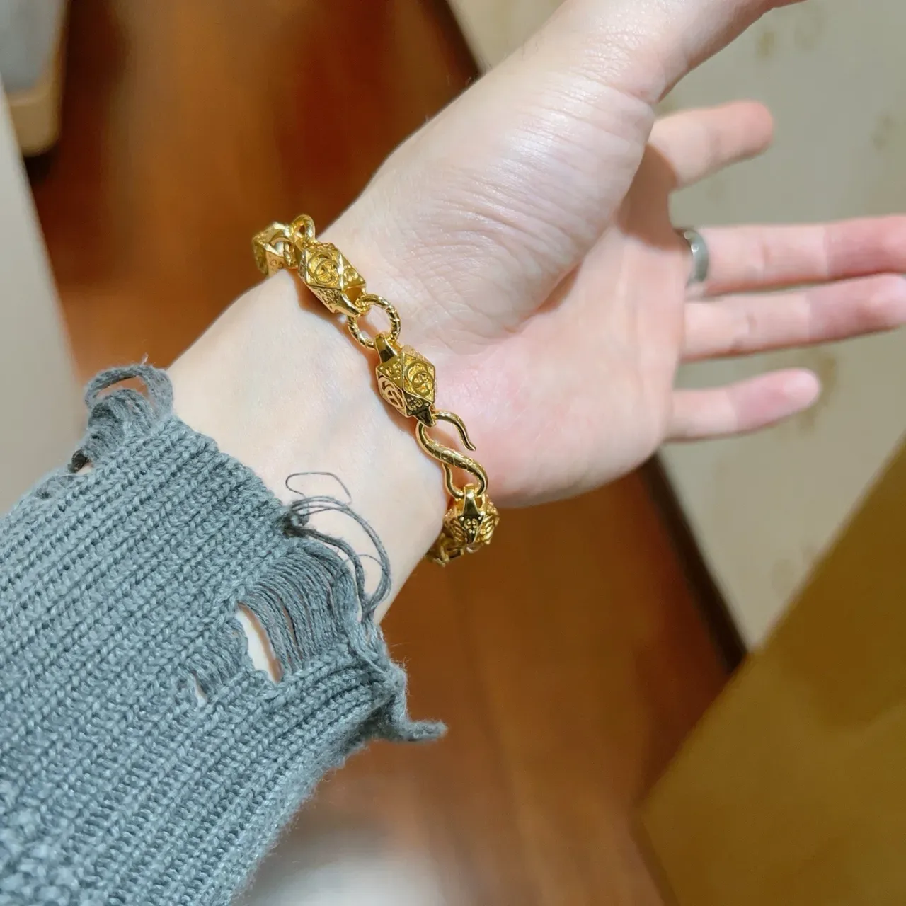 Gucci Pulsera dorada con eslabones geométricos facetados interconectados motivo GG 7