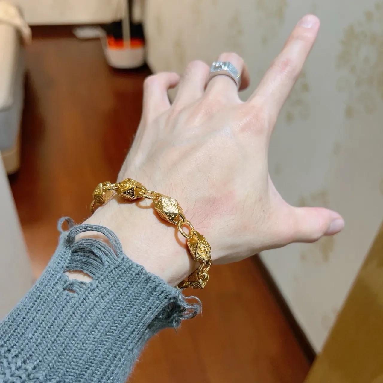 Gucci Pulsera dorada con eslabones geométricos facetados interconectados motivo GG 8