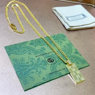 Gucci গোল্ড গ্রিন কার্ব চেইন আয়তাকার পেন্ডেন্ট নেকলেস