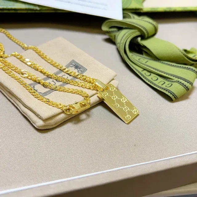 Gucci Gold Green Curb Chain Rectangular Pendant Necklace 6