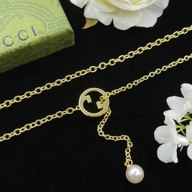 Colar Gucci Corrente Dourada Branca Interlocking G Logo Pingente 3