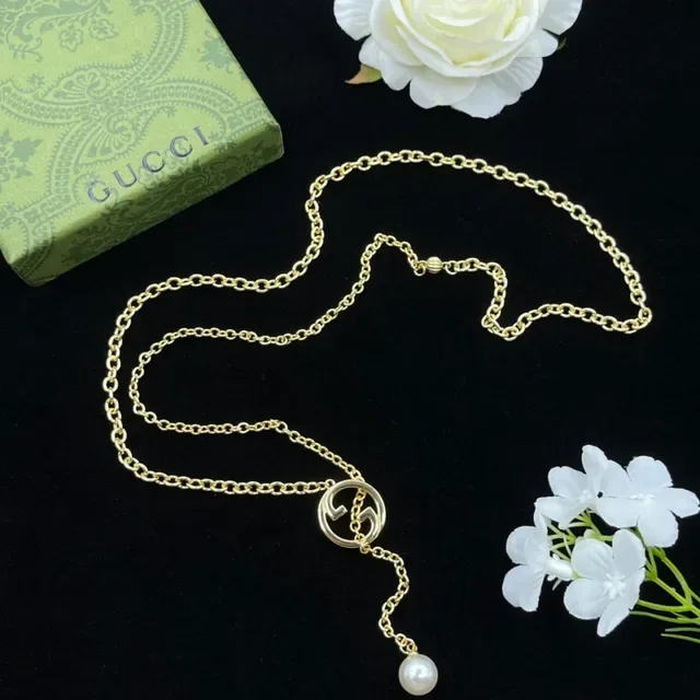 Colar Gucci Corrente Dourada Branca Interlocking G Logo Pingente 4