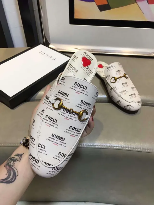 Gucci Horsebit 1955 Logo-Print सफेद चमड़े की स्लिप-ऑन लोअफर्स 6