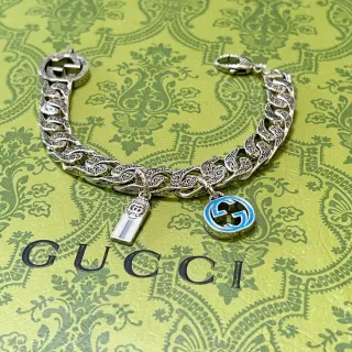 Pulsera Gucci Iconic Plata Azul Cadena Curb-Link Grabada Ornada Doble Dije Esmaltado