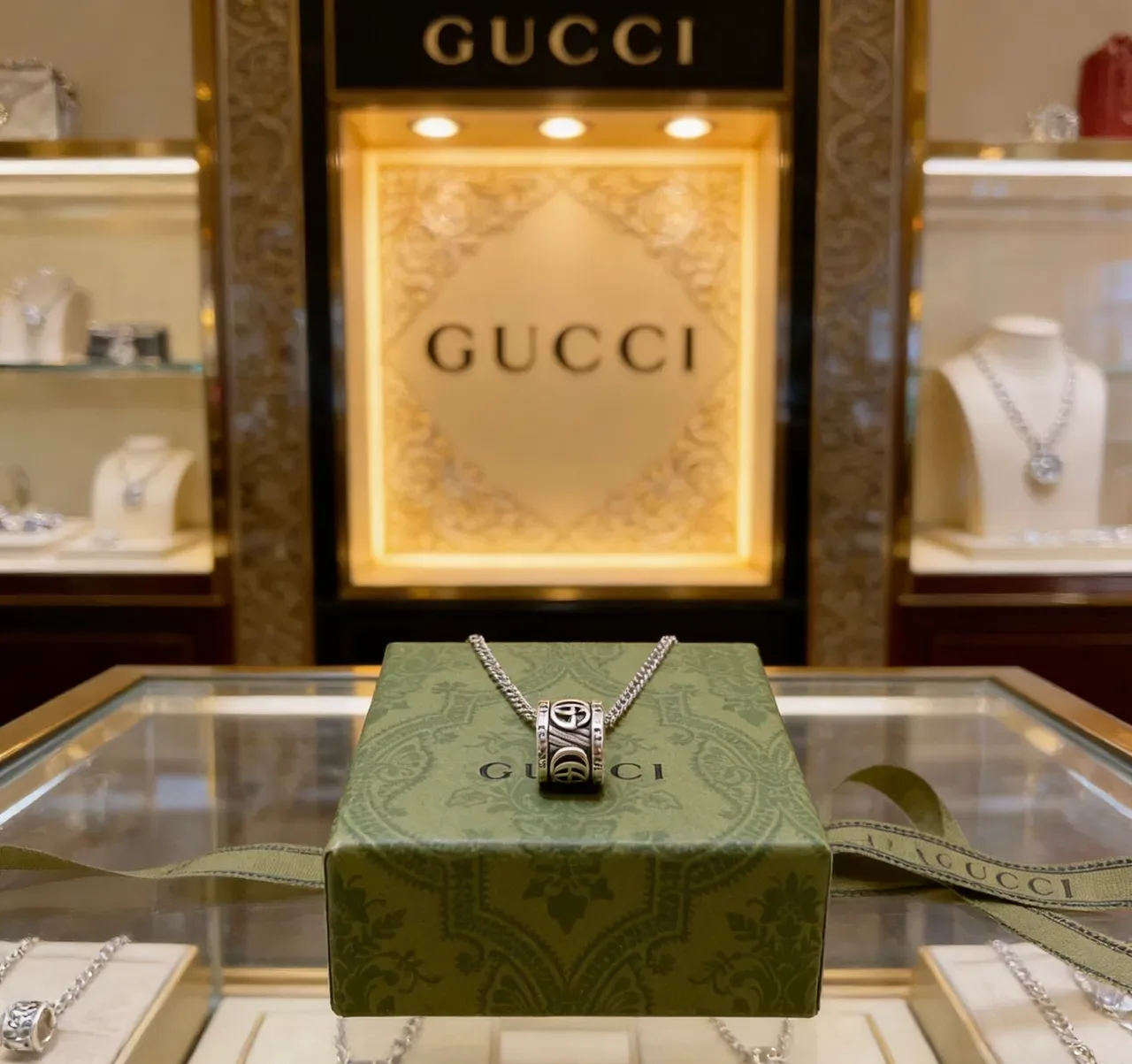Collier Gucci Interlocking G pendentif cylindrique 2