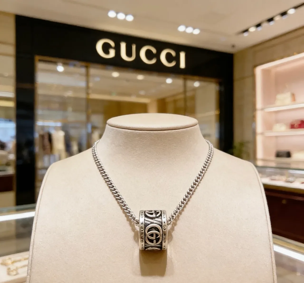 Collier Gucci Interlocking G pendentif cylindrique 8