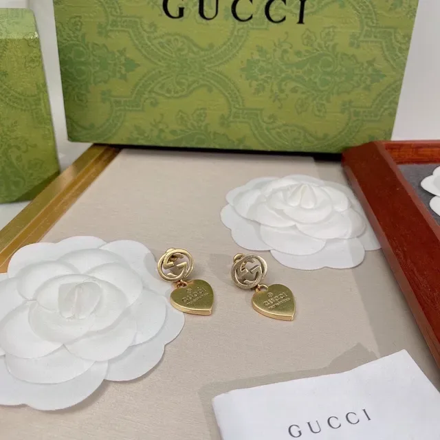 Gucci أقراط Interlocking G تيارم قلب ذهبي اللون 4