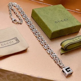 Gucci Interlocking G পেন্ড্যান্ট সিলভার-টোন চেইন নেকলেস