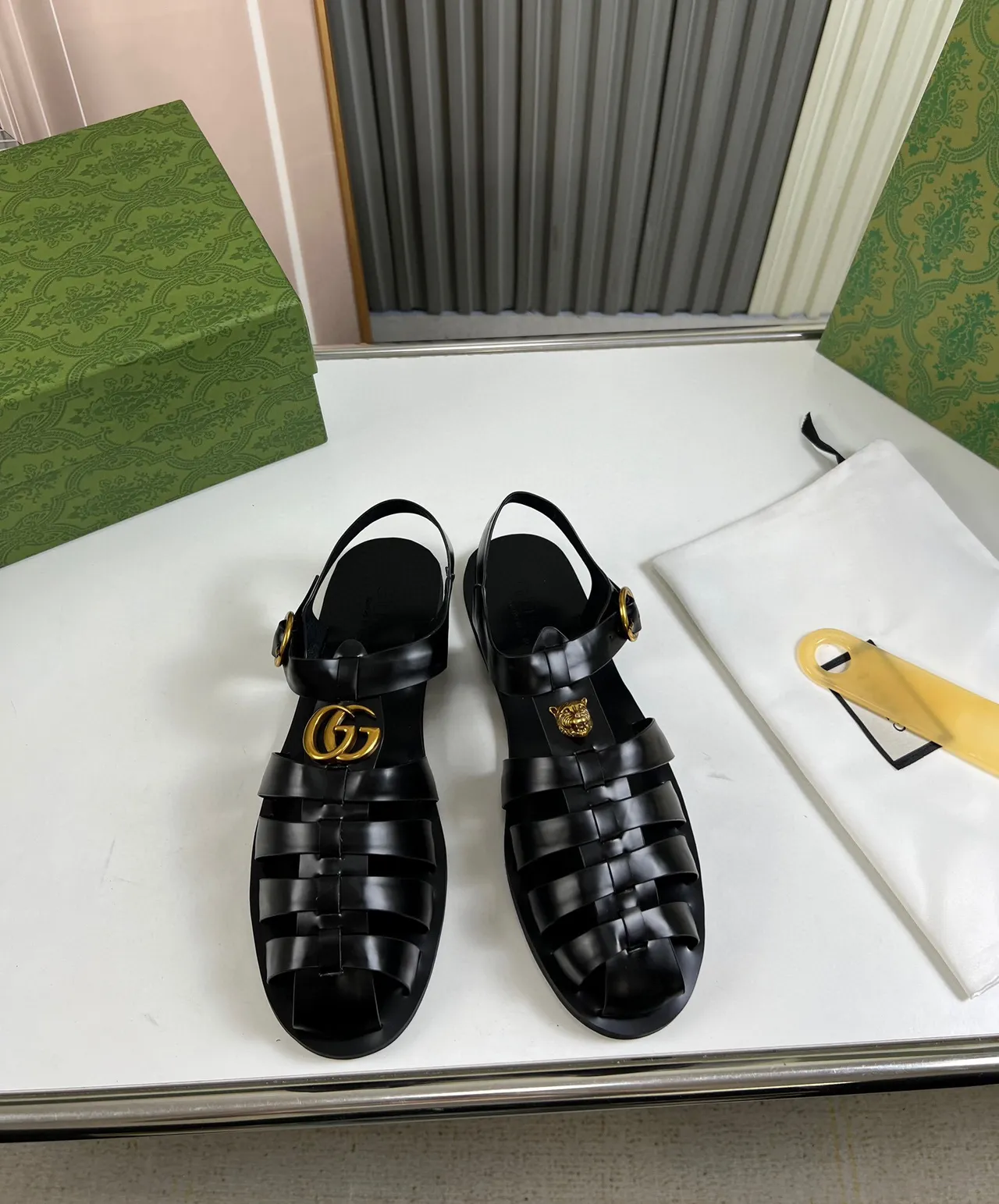 Gucci Medusa Gladiator Sandal أسود ذهب متعدد الحزام رأس الزينة صنادل جلادي 2