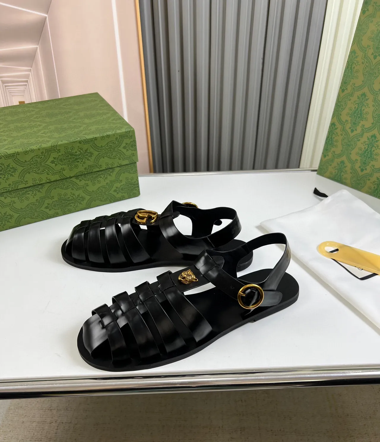 Gucci Medusa Gladiator Sandal أسود ذهب متعدد الحزام رأس الزينة صنادل جلادي 3