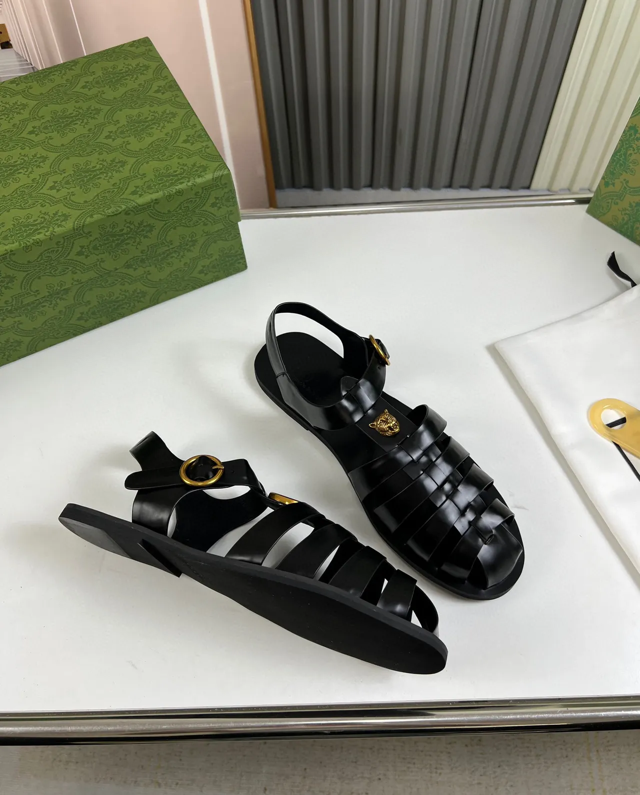 Gucci Medusa Gladiator Sandal أسود ذهب متعدد الحزام رأس الزينة صنادل جلادي 4