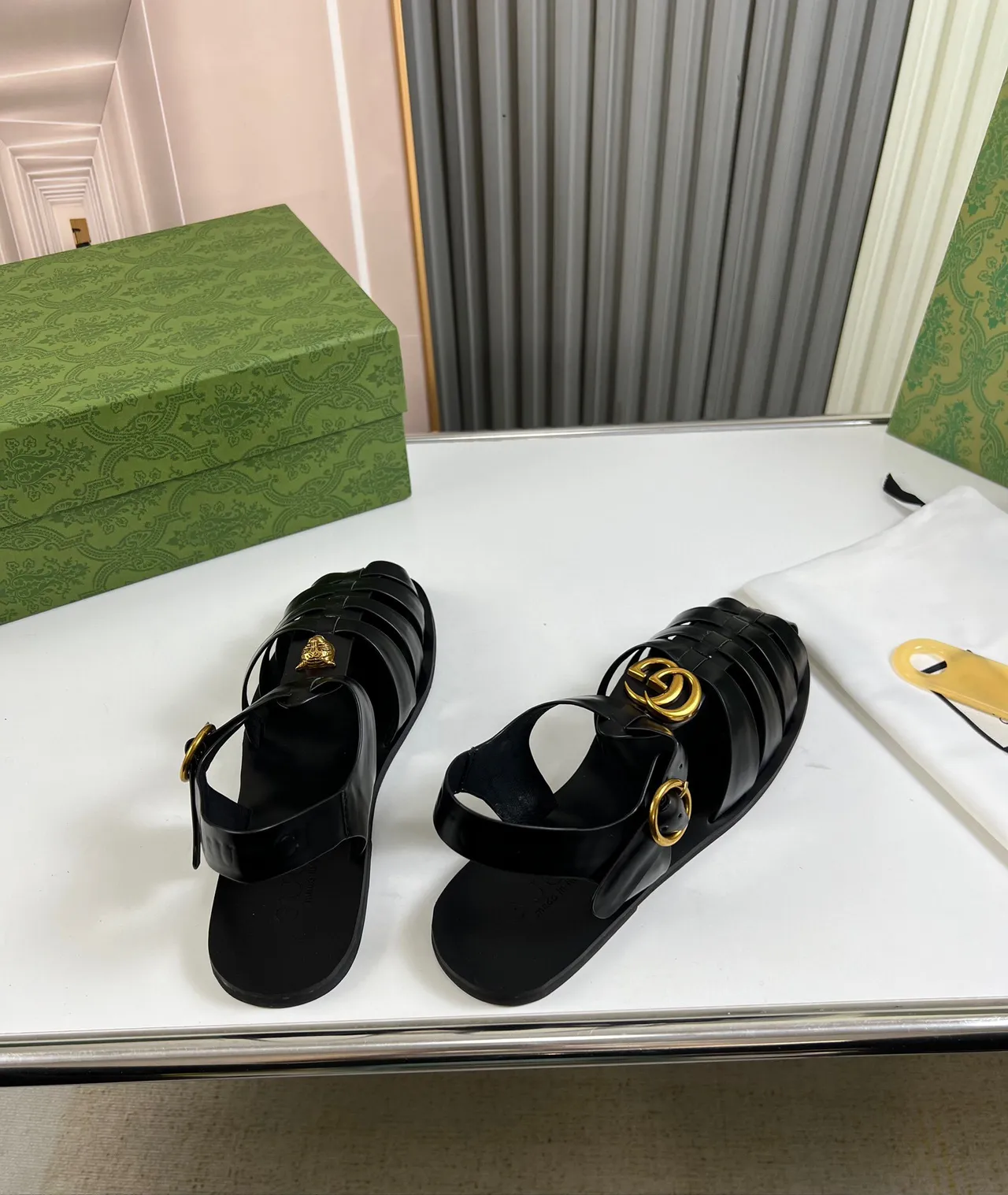 Gucci Medusa Gladiator Sandal أسود ذهب متعدد الحزام رأس الزينة صنادل جلادي 5