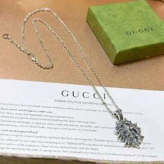 Gucci সিলভার টোন সজ্জিত ক্রস মোটিফ হার