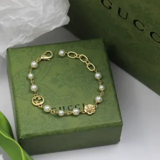 سوارة Gucci لؤلؤ وحرف G المتشابكة بشكل زهوري