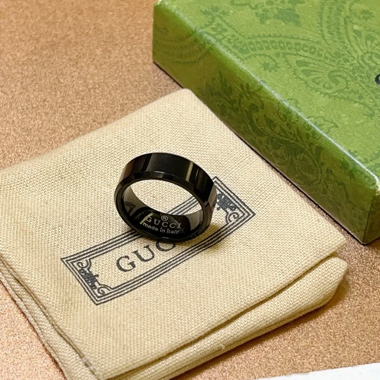 Gucci Bague Noir Poli Large Bande 4