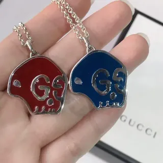 Gucci Pendentif Crâne Émaillé Rouge et Bleu avec Logo Interlocking G Collier
