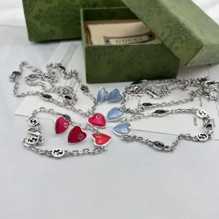 Collier Gucci Chaîne Argentée Pendentif Cœur Émaillé Rouge et Bleu