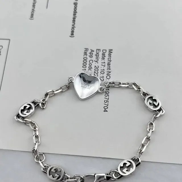 Collier Gucci Chaîne Argentée Pendentif Cœur Émaillé Rouge et Bleu 2