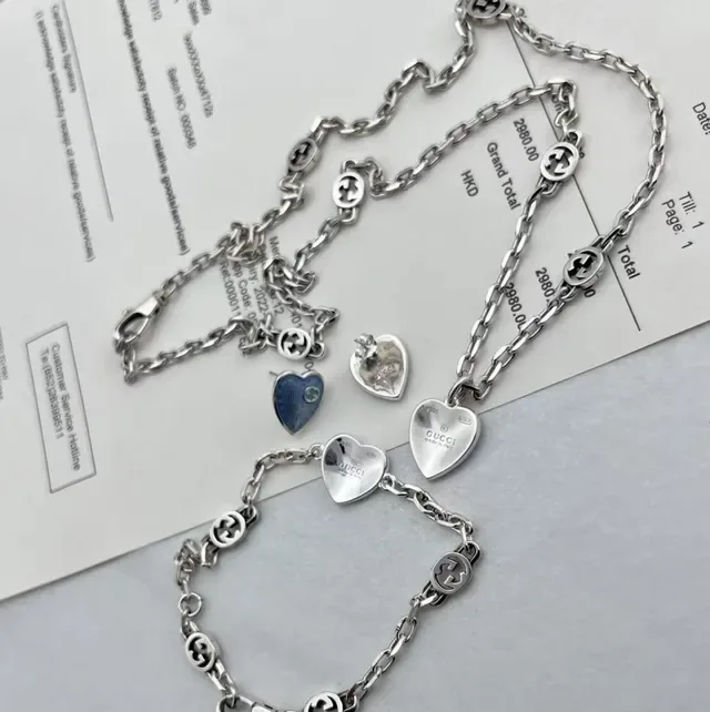 Collier Gucci Chaîne Argentée Pendentif Cœur Émaillé Rouge et Bleu 3
