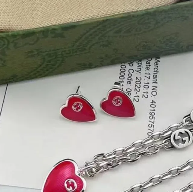 Collier Gucci Chaîne Argentée Pendentif Cœur Émaillé Rouge et Bleu 5
