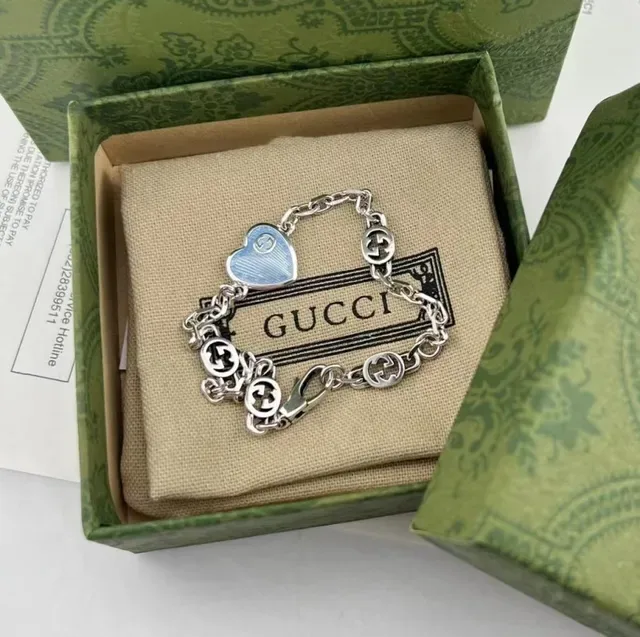 Collier Gucci Chaîne Argentée Pendentif Cœur Émaillé Rouge et Bleu 6