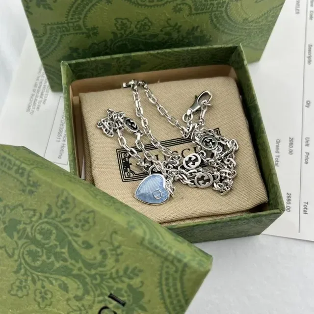 Collier Gucci Chaîne Argentée Pendentif Cœur Émaillé Rouge et Bleu 7