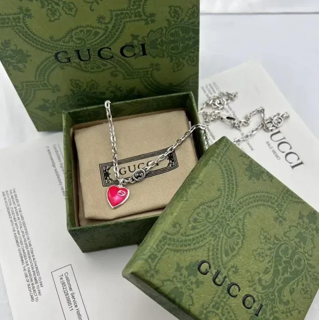 Collier Gucci Chaîne Argentée Pendentif Cœur Émaillé Rouge et Bleu 9