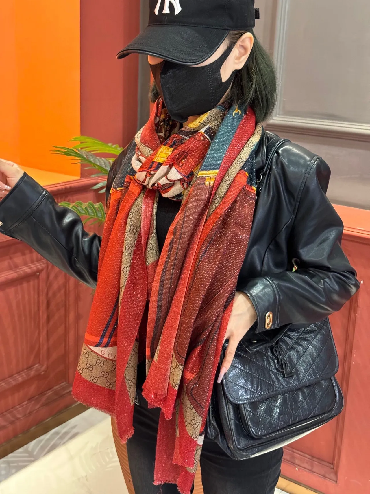 Gucci लाल हरा मुद्रित सुिटकेस मोटिफ GG मोनोग्राम बॉर्डर सिल्क स्कार्फ 4