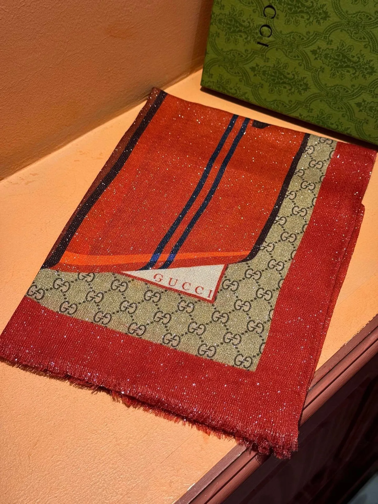 Gucci लाल हरा मुद्रित सुिटकेस मोटिफ GG मोनोग्राम बॉर्डर सिल्क स्कार्फ 6