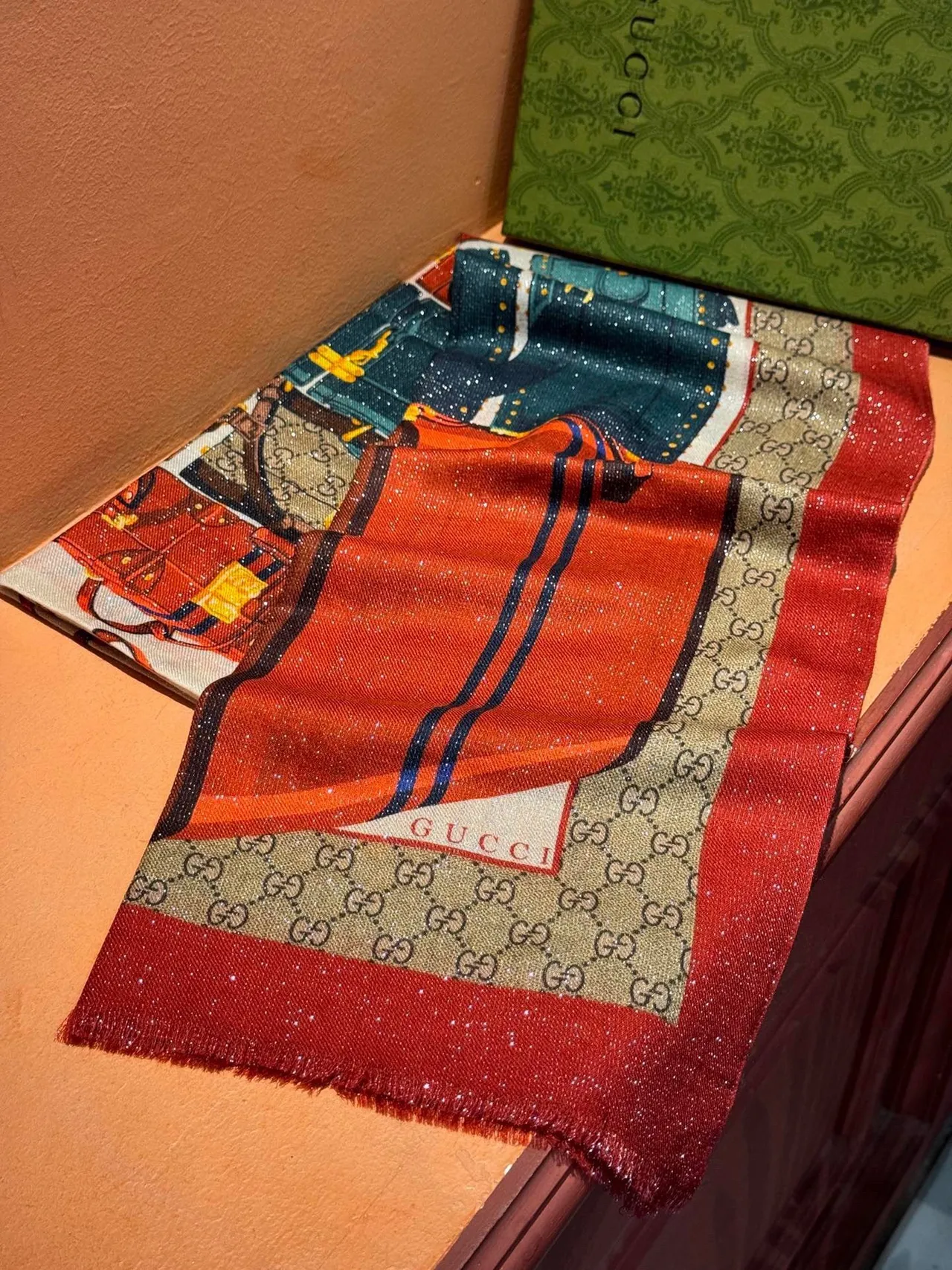 Gucci लाल हरा मुद्रित सुिटकेस मोटिफ GG मोनोग्राम बॉर्डर सिल्क स्कार्फ 7