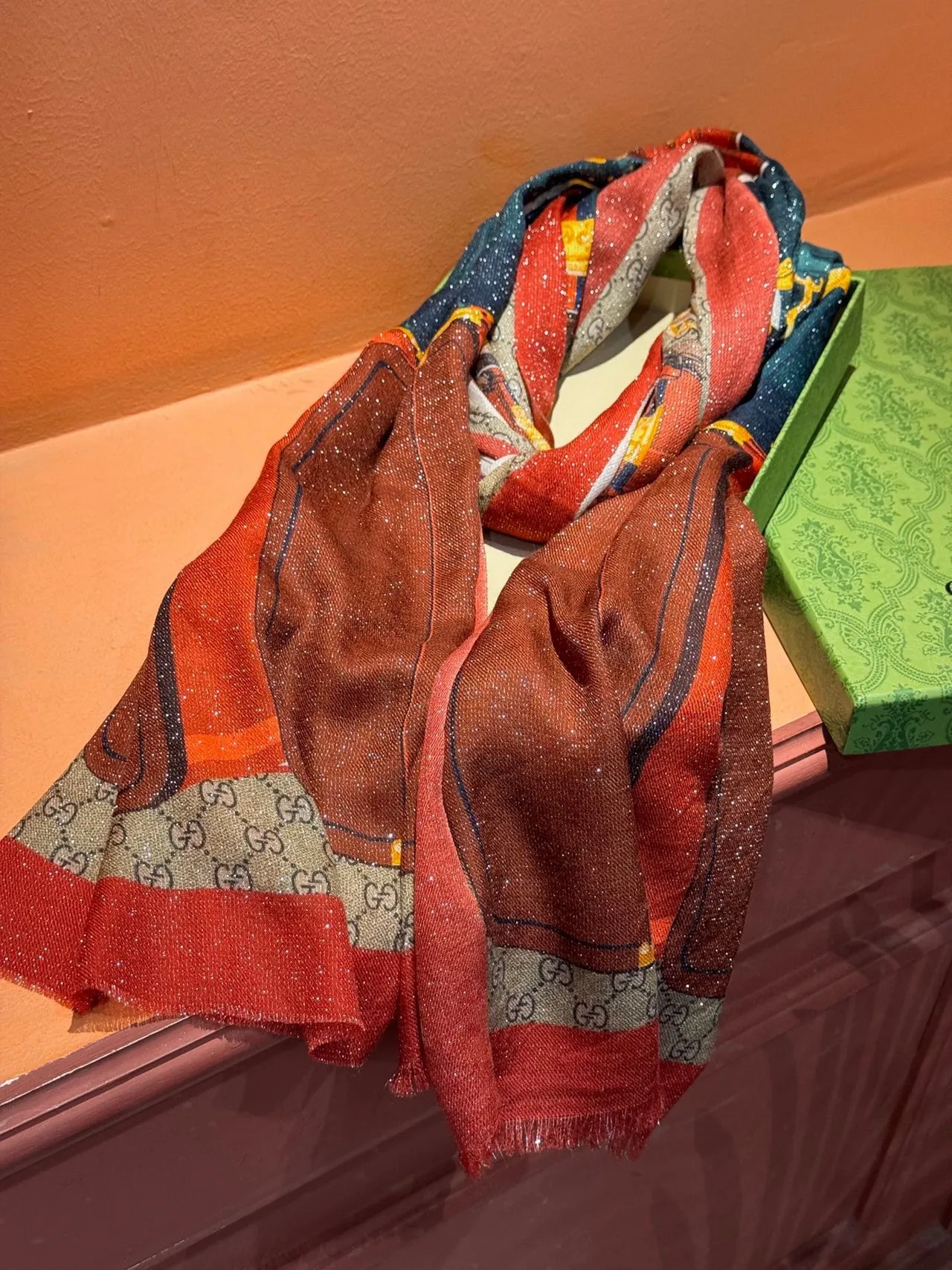Gucci लाल हरा मुद्रित सुिटकेस मोटिफ GG मोनोग्राम बॉर्डर सिल्क स्कार्फ 8