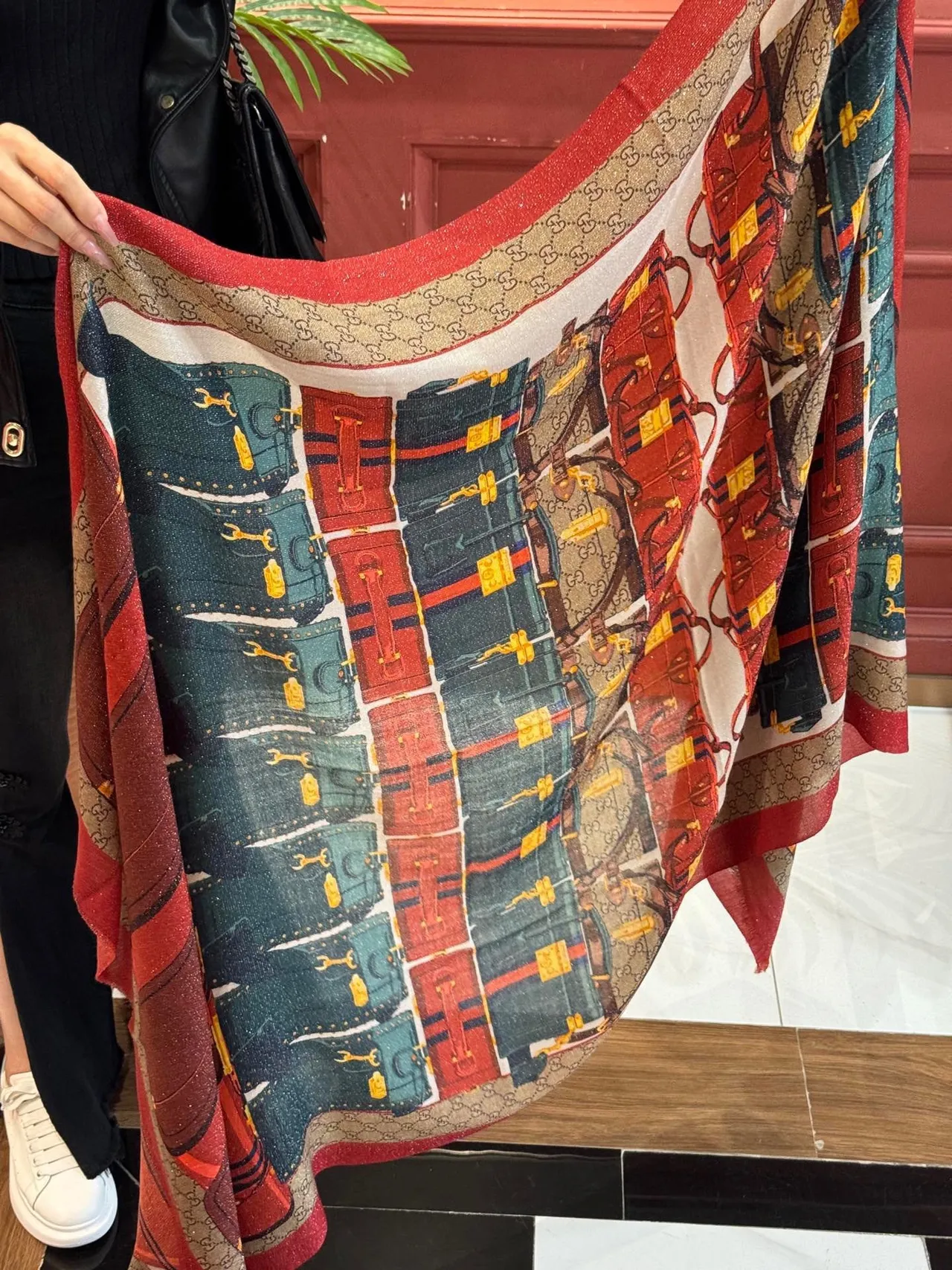 Gucci लाल हरा मुद्रित सुिटकेस मोटिफ GG मोनोग्राम बॉर्डर सिल्क स्कार्फ 9