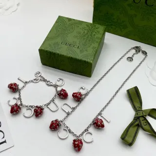 سوار غوتشي سلسلة أحمر فضي مينا تعويذات فراولة