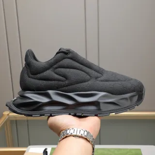 Gucci Rhyton Zapatillas lifestyle negras acolchadas con monograma sin cordones