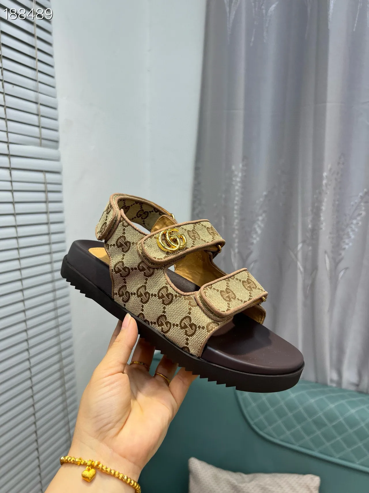 Sandales casuales Gucci Screener beige GG Monogram canvas et cuir marron 8