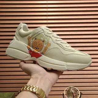 Gucci Screener zapatillas lifestyle de cuero crema con gráfico cartoon