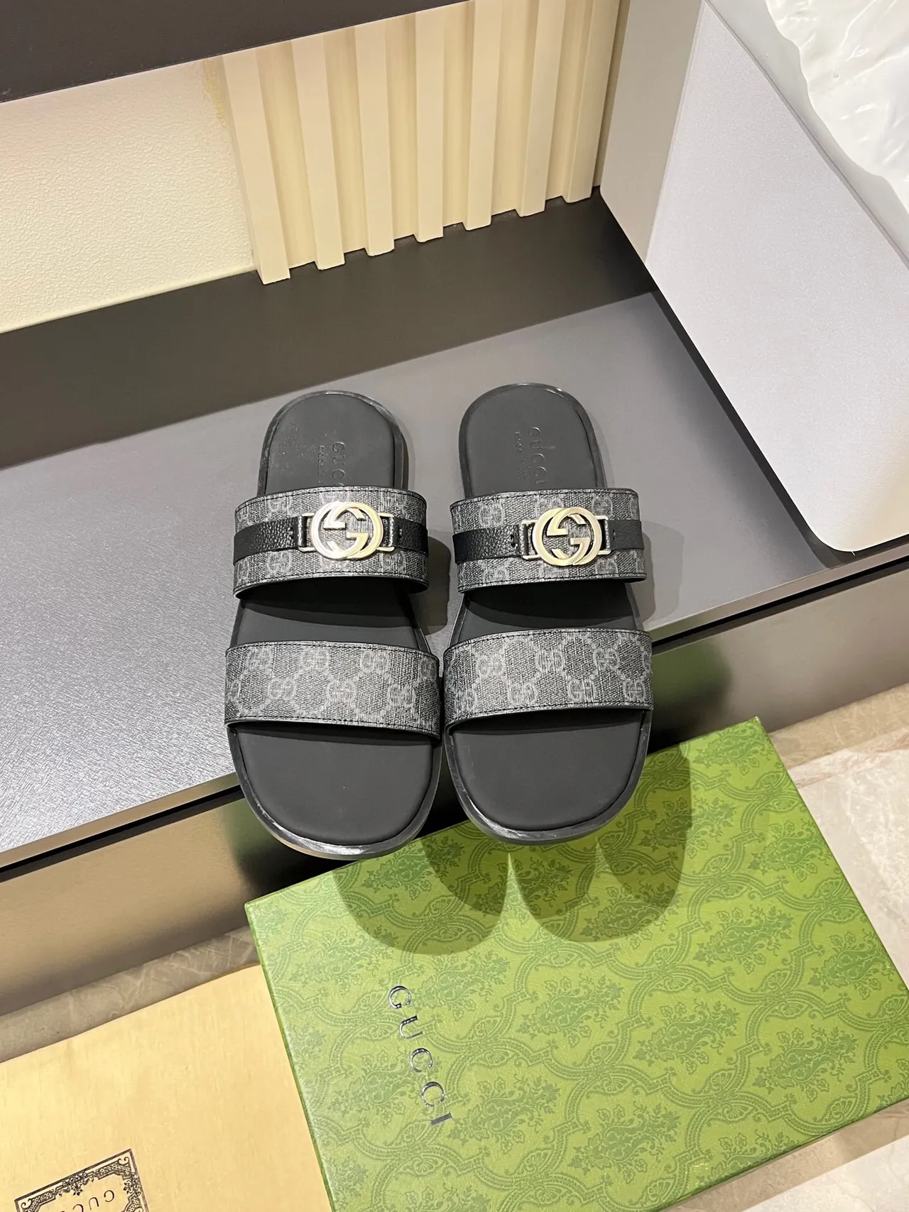 Gucci Screener GG Monogram Black Gray 拖鞋 2