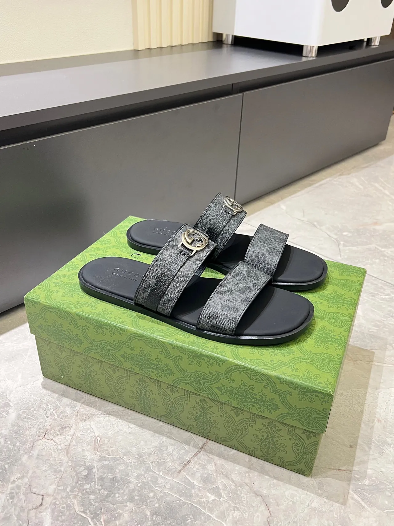 Gucci Screener GG Monogram Black Gray 拖鞋 3