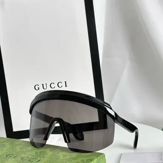 Gucci Screener lunettes de soleil bouclier noir brillant avec protection autour
