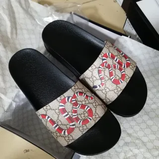 Gucci Screener Kingsnake Print 米色黑色拖鞋