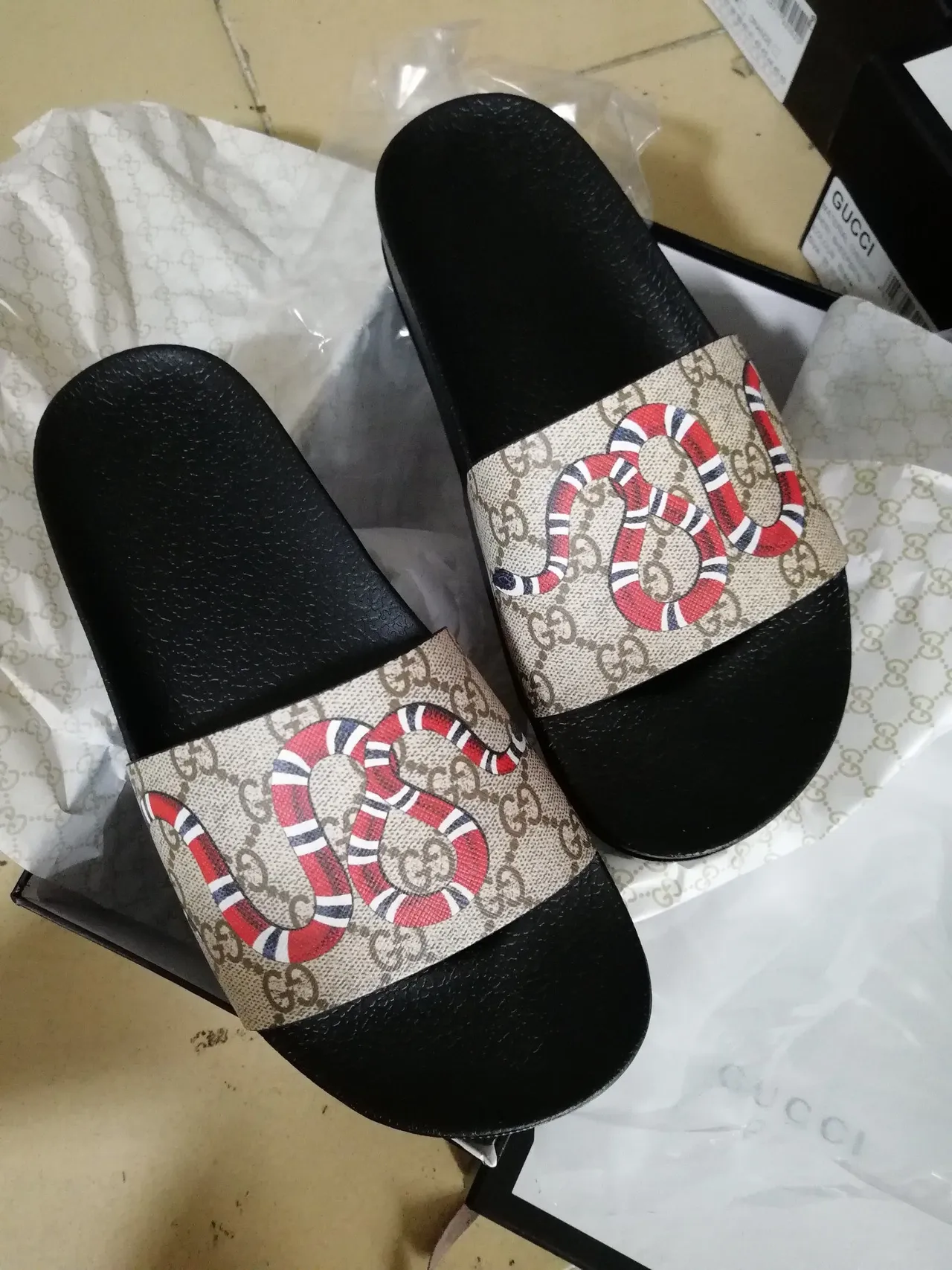 Gucci Screener Kingsnake Print Beige Negro Zapatillas 4