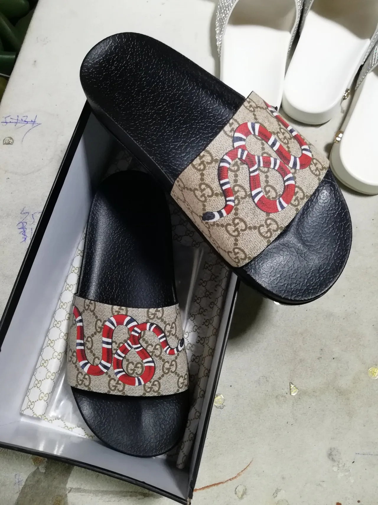 Gucci Screener Kingsnake Print Beige Negro Zapatillas 5